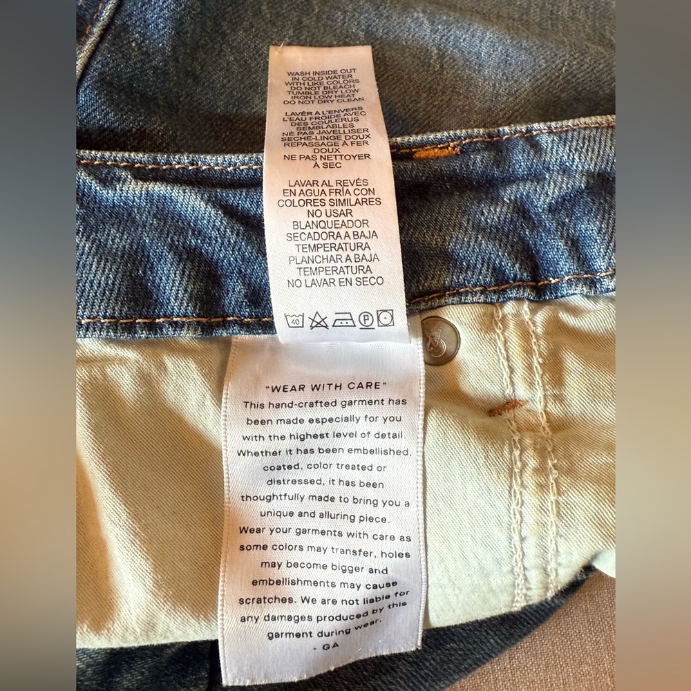 Good American High Waist Split Hem with Cutaway Button Fly Jeans 4/27 - Picture 13 of 15